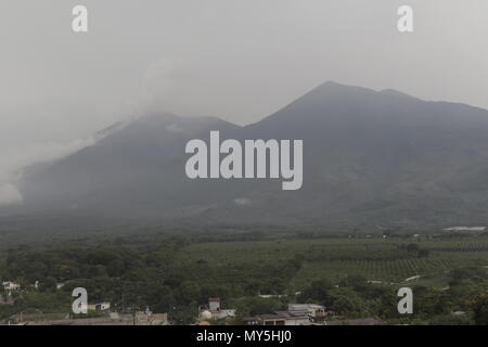 San Juan Alotenango, Guatemala. 05 Juni 2018, Guatemala, San Juan Alotenango: Blick auf die erneuten Vulkanausbruch des Volcan De Fuego (Feuer Vulkan). Nach der Eruption, rescue Teams waren mit schrecklichen Anblick konfrontiert. In einigen Häusern, die von den Klippen der Vulkan, entdeckten sie ganze Familien, die in der Katastrophe gestorben. Mindestens 70 Menschen wurden bei dem Vulkanausbruch ums Leben. Foto: Alejandro Balan/dpa Quelle: dpa Picture alliance/Alamy leben Nachrichten Stockfoto