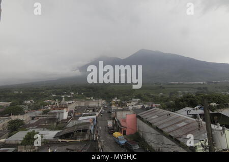 San Juan Alotenango, Guatemala. 05 Juni 2018, Guatemala, San Juan Alotenango: Blick auf die erneuten Vulkanausbruch des Volcan De Fuego (Feuer Vulkan). Nach der Eruption, rescue Teams waren mit schrecklichen Anblick konfrontiert. In einigen Häusern, die von den Klippen der Vulkan, entdeckten sie ganze Familien, die in der Katastrophe gestorben. Mindestens 70 Menschen wurden bei dem Vulkanausbruch ums Leben. Foto: Alejandro Balan/dpa Quelle: dpa Picture alliance/Alamy leben Nachrichten Stockfoto