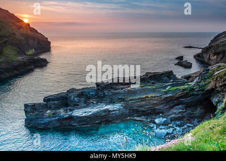 Tintagel, Cornwall. 6 Jun, 2018. UK Wetter - Nach einem bewölkten Tag, der Himmel klärt, wie die Sonne über die Landzunge in Tintagel in Cornwall Sätze, mit der Prognose für Sonnenschein und Duschen im Südwesten von England. Credit: Terry Mathews/Alamy leben Nachrichten Stockfoto