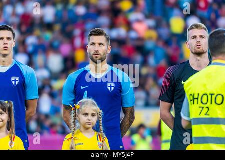 Juni 5, 2018: joona Toivio #4 (Finnland) Lukas Hradecky #1 (Finnland) während der internationalen Freundschaftsspiel - Rumänien gegen Finnland am Ilie Oana Stadion in Ploiesti, Rumänien ROU. Copyright: Cronos/Catalin Soare Stockfoto