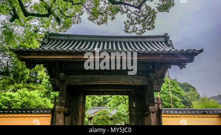 Fukuoka, Fukuoka, China. 6. Juni, 2018. Dazaifu Tenman-gÃ…Â" ist ein Shintō-Schrein in Dazaifu in der Präfektur Fukuoka, Japan. Es ist über das Grab von Sugawara no Michizane (845Ã¢â'¬ 903) erbaut und ist eines der wichtigsten Heiligtümer zu Tenjin, vergöttert Form der Michizane gewidmet. Credit: SIPA Asien/ZUMA Draht/Alamy leben Nachrichten Stockfoto