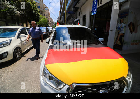 Beirut, Libanon, 6. Juni 2018. Die Deutsche Nationalflagge drapiert über ein Auto eines der Länder, die in der bevorstehenden Fußball-WM in Russland konkurrieren werden, obwohl der Libanon ist nicht vertreten Es gibt ein wachsendes Gefühl der Aufregung vor dem Start der internationalen Turnier in Russland, die am 14. Juni Credit beginnt: Amer ghazzal/Alamy leben Nachrichten Stockfoto