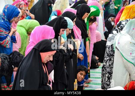Kaschmir muslimische Frauen bieten Gebete während der märtyrer Tag von Hazrat Ali, Cousin des Propheten Muhammad in der 21. Tag des Ramadan am Hazratbal Schrein in Srinagar, Indien verwalteten Kaschmir. Das Festival fällt mit dem 21. Tag des Ramadan, der heiligste Monat im Islamischen Kalender, in dem schnell Anhänger von früh bis spät. Stockfoto