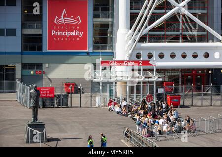 Cardiff, Wales, UK, 6. Juni 2018. Eine Warteschlange beginnt vor dem Eröffnungskonzert der Beyonce und Jay-Z Großbritannien und Europa Stadion Tour OTR II im Fürstentum, das Stadion zu bauen. Credit: Mark Hawkins/Alamy leben Nachrichten Stockfoto