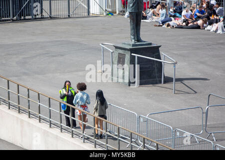 Cardiff, Wales, UK, 6. Juni 2018. Konzertbesucher unterzogen werden Sicherheitskontrollen vor dem Eröffnungskonzert der Beyonce und Jay-Z Großbritannien und Europa Stadion Tour OTR II im Fürstentum, das Stadion. Credit: Mark Hawkins/Alamy leben Nachrichten Stockfoto