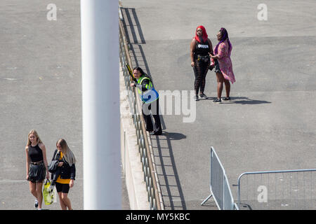 Cardiff, Wales, UK, 6. Juni 2018. Konzertbesucher beginnen vor dem Eröffnungskonzert der Beyonce und Jay-Z Großbritannien und Europa Stadion Tour OTR II im Fürstentum, das Stadion zu kommen. Credit: Mark Hawkins/Alamy leben Nachrichten Stockfoto