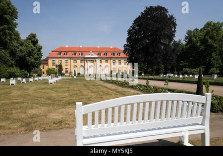 28. Mai 2018, Mosigkau, Deutschland: Das von außen renoviert Mosigkau Schloss. In den letzten Monaten, hat das Gebäude ein neues Dach erhalten. Auch die Fassade wurde aktualisiert. Das Schloss Ensemble ist Teil der als UNESCO-Weltkulturerbe 'Dessau - Wörlitzer garten Königreich". In 1752-1757 erbaut, diente das Schloss als Sommerresidenz für Prinzessin Anna Wilhelmine von Anhalt-Dessau. Foto: Jan Woitas/dpa-Zentralbild/dpa Stockfoto