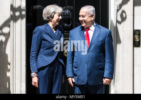 London, Großbritannien. 6. Juni, 2018. Premierminister Theresa May grüßt der israelische Ministerpräsident Benjamin Netanjahu außerhalb Downing Street 10. Credit: Mark Kerrison/Alamy leben Nachrichten Stockfoto