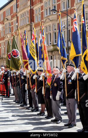 Newport, Gwent, Wales, UK. 6. Juni, 2018. Die jährliche Parade von der Royal Welsh Kameraden Verband organisierten vereint Waliser Gruppen der British Legion und ehemalige Mitglieder der Streitkräfte, die die Invasion der Alliierten Streitkräfte im besetzten Europa am 6. Juni 1944 zu erinnern. Auf dieser 74. Jahrestag und Schuhe waren glänzte und Medaillen poliert bevor Sie stolz vorgeführt und marschierten hinunter die Hohe st an den D-Day Memorial. Nach dem kurzen, die Menge applaudierte. © Bild: Herr Standfast/Alamy leben Nachrichten Stockfoto