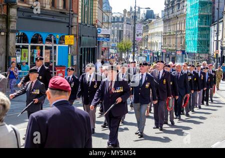 Newport, Gwent, Wales, UK. 6. Juni, 2018. Die jährliche Parade von der Royal Welsh Kameraden Verband organisierten vereint Waliser Gruppen der British Legion und ehemalige Mitglieder der Streitkräfte, die die Invasion der Alliierten Streitkräfte im besetzten Europa am 6. Juni 1944 zu erinnern. Auf dieser 74. Jahrestag und Schuhe waren glänzte und Medaillen poliert bevor Sie stolz vorgeführt und marschierten hinunter die Hohe st an den D-Day Memorial. Nach dem kurzen, die Menge applaudierte. © Bild: Herr Standfast/Alamy leben Nachrichten Stockfoto