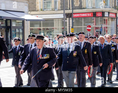 Newport, Gwent, Wales, UK. 6. Juni, 2018. Die jährliche Parade von der Royal Welsh Kameraden Verband organisierten vereint Waliser Gruppen der British Legion und ehemalige Mitglieder der Streitkräfte, die die Invasion der Alliierten Streitkräfte im besetzten Europa am 6. Juni 1944 zu erinnern. Auf dieser 74. Jahrestag und Schuhe waren glänzte und Medaillen poliert bevor Sie stolz vorgeführt und marschierten hinunter die Hohe st an den D-Day Memorial. Nach dem kurzen, die Menge applaudierte. © Bild: Herr Standfast/Alamy leben Nachrichten Stockfoto