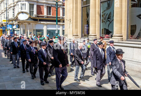 Newport, Gwent, Wales, UK. 6. Juni, 2018. Die jährliche Parade von der Royal Welsh Kameraden Verband organisierten vereint Waliser Gruppen der British Legion und ehemalige Mitglieder der Streitkräfte, die die Invasion der Alliierten Streitkräfte im besetzten Europa am 6. Juni 1944 zu erinnern. Auf dieser 74. Jahrestag und Schuhe waren glänzte und Medaillen poliert bevor Sie stolz vorgeführt und marschierten hinunter die Hohe st an den D-Day Memorial. Nach dem kurzen, die Menge applaudierte. © Bild: Herr Standfast/Alamy leben Nachrichten Stockfoto