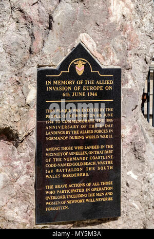 Newport, Gwent, Wales, UK. 6. Juni, 2018. Die jährliche Parade von der Royal Welsh Kameraden Verband organisierten vereint Waliser Gruppen der British Legion und ehemalige Mitglieder der Streitkräfte, die die Invasion der Alliierten Streitkräfte im besetzten Europa am 6. Juni 1944 zu erinnern. Auf dieser 74. Jahrestag und Schuhe waren glänzte und Medaillen poliert bevor Sie stolz vorgeführt und marschierten hinunter die Hohe st an den D-Day Memorial. Nach dem kurzen, die Menge applaudierte. © Bild: Herr Standfast/Alamy leben Nachrichten Stockfoto