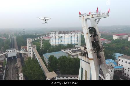 (180606) - Peking, 6. Juni 2018 (Xinhua) - eine Drohne überwacht Mining Equipment an eine Mine in Handan in der Provinz Hebei in China, 16. Mai 2018. In den letzten Jahren, unbemannte Luftfahrzeuge (UAVs) zunehmend in den Alltag eingebetteten rund um China. Die Aufgaben dieser zivilen Drohnen im Bereich von Landwirtschaft, Transport zur Unterhaltung. Der Handel setzt auf Unbemannte Plattformen für eine Vielzahl von Dienstleistungen, einschließlich Luftaufnahmen, Ernte, Überwachung, Rettung, Lieferung und Leistungen. Der breite Einsatz von Drohnen macht nicht nur das Leben komfortabler, sondern auch broa Stockfoto