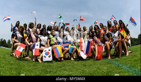 Rust, Deutschland. 6 Jun, 2018. Die Teilnehmer im Wettbewerb die 'Miss World Cup 2018" nehmen Sie ein Gruppenfoto im Europa-Park. Am 8. Juni 2018 32 junge Frauen aus den Teilnehmerländern der Fußball-Weltmeisterschaft konkurrieren in der beauty contest Gegeneinander. Foto: Patrick Seeger/dpa Quelle: dpa Picture alliance/Alamy leben Nachrichten Stockfoto