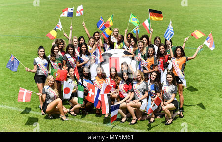 Rust, Deutschland. 6 Jun, 2018. Die Teilnehmer im Wettbewerb die 'Miss World Cup 2018" nehmen Sie ein Gruppenfoto im Europa-Park. Am 8. Juni 2018 32 junge Frauen aus den Teilnehmerländern der Fußball-Weltmeisterschaft konkurrieren in der beauty contest Gegeneinander. Foto: Patrick Seeger/dpa Quelle: dpa Picture alliance/Alamy leben Nachrichten Stockfoto