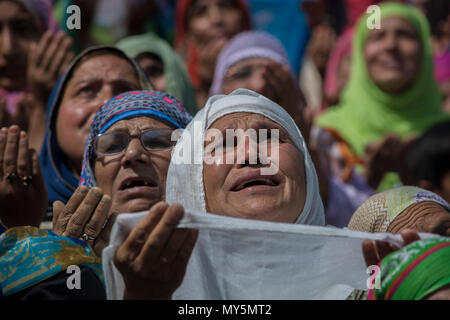 Kaschmir muslimische Frau devotee betet, an Hazratbal Schrein des Todestages von Imam mark-e-Ali, den Vetter und Schwiegersohn des Propheten Mohammed in Srinagar, die Hauptstadt des Indischen verwalteten Kaschmir, Indien. Muslime aus allen über Kaschmir besuchen Sie die Dargah Schrein in der hazratbal Bereich von Srinagar der Tod Jubiläum des Kalifen, Cousin und der Sohn Mark-in-Gesetz des Propheten Muhammad. Der Schrein ist in hohem Maße durch kaschmirische Muslime verehrt, wie man glaubt, eine heilige Reliquie des Propheten Mohammed zu Haus. Die Reliquie wird in die Devotees auf wichtige islamische Tage angezeigt. Die Muslime Stockfoto