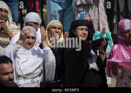 Muslimische Frauen in Kaschmir devotee betet, an den Tod Jubiläum Hazratbal Schrein des Imam zu Mark-E-Ali, den Vetter und Schwiegersohn des Propheten Mohammed in Srinagar, die Hauptstadt des Indischen verwalteten Kaschmir, Indien. Muslime aus allen über Kaschmir besuchen Sie die Dargah Schrein in der hazratbal Bereich von Srinagar der Tod Jubiläum des Kalifen, Cousin und der Sohn Mark-in-Gesetz des Propheten Muhammad. Der Schrein ist in hohem Maße durch kaschmirische Muslime verehrt, wie man glaubt, eine heilige Reliquie des Propheten Mohammed zu Haus. Die Reliquie wird in die Devotees auf wichtige islamische Tage angezeigt. Die Muslime Stockfoto