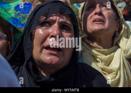 Kaschmir muslimische Frau devotee betet, an Hazratbal Schrein des Todestages von Imam mark-e-Ali, den Vetter und Schwiegersohn des Propheten Mohammed in Srinagar, die Hauptstadt des Indischen verwalteten Kaschmir, Indien. Muslime aus allen über Kaschmir besuchen Sie die Dargah Schrein in der hazratbal Bereich von Srinagar der Tod Jubiläum des Kalifen, Cousin und der Sohn Mark-in-Gesetz des Propheten Muhammad. Der Schrein ist in hohem Maße durch kaschmirische Muslime verehrt, wie man glaubt, eine heilige Reliquie des Propheten Mohammed zu Haus. Die Reliquie wird in die Devotees auf wichtige islamische Tage angezeigt. Die Muslime Stockfoto