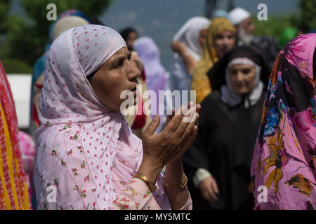 Kaschmir muslimische Frau devotee betet, an Hazratbal Schrein des Todestages von Imam mark-e-Ali, den Vetter und Schwiegersohn des Propheten Mohammed in Srinagar, die Hauptstadt des Indischen verwalteten Kaschmir, Indien. Muslime aus allen über Kaschmir besuchen Sie die Dargah Schrein in der hazratbal Bereich von Srinagar der Tod Jubiläum des Kalifen, Cousin und der Sohn Mark-in-Gesetz des Propheten Muhammad. Der Schrein ist in hohem Maße durch kaschmirische Muslime verehrt, wie man glaubt, eine heilige Reliquie des Propheten Mohammed zu Haus. Die Reliquie wird in die Devotees auf wichtige islamische Tage angezeigt. Die Muslime Stockfoto