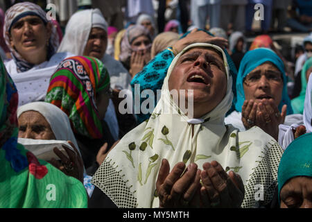 Kaschmir muslimische Frau devotee betet, an Hazratbal Schrein des Todestages von Imam mark-e-Ali, den Vetter und Schwiegersohn des Propheten Mohammed in Srinagar, die Hauptstadt des Indischen verwalteten Kaschmir, Indien. Muslime aus allen über Kaschmir besuchen Sie die Dargah Schrein in der hazratbal Bereich von Srinagar der Tod Jubiläum des Kalifen, Cousin und der Sohn Mark-in-Gesetz des Propheten Muhammad. Der Schrein ist in hohem Maße durch kaschmirische Muslime verehrt, wie man glaubt, eine heilige Reliquie des Propheten Mohammed zu Haus. Die Reliquie wird in die Devotees auf wichtige islamische Tage angezeigt. Die Muslime Stockfoto