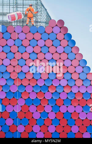 London, Großbritannien. 6 Jun, 2018. Die mastaba von Christo und seiner späten Jeann-Claude (Sife) im Bau auf dem Serpentine - ein Projekt für die Serpentine Gallery im Hyde Park. Es ist die erste Skulptur für das Vereinigte Königreich geschaffen. Wenn der Vorgang abgeschlossen ist, wird es in Position auf dem See, wo Sie auf Anzeige von 18 Juni-23 September 2018 wird abgeschleppt werden. Credit: Guy Bell/Alamy leben Nachrichten Stockfoto