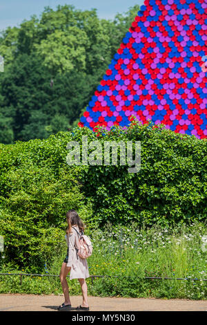 London, Großbritannien. 6 Jun, 2018. Die mastaba von Christo und seiner späten Jeann-Claude (Sife) im Bau auf dem Serpentine - ein Projekt für die Serpentine Gallery im Hyde Park. Es ist die erste Skulptur für das Vereinigte Königreich geschaffen. Wenn der Vorgang abgeschlossen ist, wird es in Position auf dem See, wo Sie auf Anzeige von 18 Juni-23 September 2018 wird abgeschleppt werden. Credit: Guy Bell/Alamy leben Nachrichten Stockfoto
