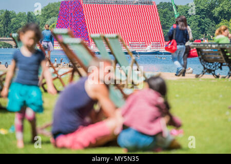 London, Großbritannien. 6 Jun, 2018. Die mastaba von Christo und seiner späten Jeann-Claude (Sife) im Bau auf dem Serpentine - ein Projekt für die Serpentine Gallery im Hyde Park. Es ist die erste Skulptur für das Vereinigte Königreich geschaffen. Wenn der Vorgang abgeschlossen ist, wird es in Position auf dem See, wo Sie auf Anzeige von 18 Juni-23 September 2018 wird abgeschleppt werden. Credit: Guy Bell/Alamy leben Nachrichten Stockfoto