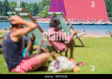 London, Großbritannien. 6 Jun, 2018. Die mastaba von Christo und seiner späten Jeann-Claude (Sife) im Bau auf dem Serpentine - ein Projekt für die Serpentine Gallery im Hyde Park. Es ist die erste Skulptur für das Vereinigte Königreich geschaffen. Wenn der Vorgang abgeschlossen ist, wird es in Position auf dem See, wo Sie auf Anzeige von 18 Juni-23 September 2018 wird abgeschleppt werden. Credit: Guy Bell/Alamy leben Nachrichten Stockfoto