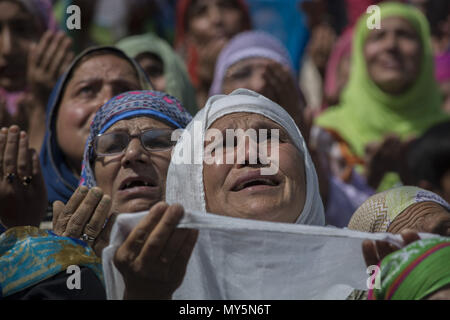 Juni 6, 2018 - Budgam, Jammu und Kaschmir, Indien - Kaschmir muslimische Frau devotee betet, an Hazratbal Schrein des Todestages von Imam mark-e-Ali, den Vetter und Schwiegersohn des Propheten Mohammed in Srinagar, die Hauptstadt des Indischen verwalteten Kaschmir, Indien. Muslime aus allen über Kaschmir besuchen Sie die Dargah Schrein in der hazratbal Bereich von Srinagar der Tod Jubiläum des Kalifen, Cousin und der Sohn Mark-in-Gesetz des Propheten Muhammad. Der Schrein ist in hohem Maße durch kaschmirische Muslime verehrt, wie man glaubt, eine heilige Reliquie des Propheten Mohammed zu Haus. Die Reliquie wird angezeigt. Stockfoto