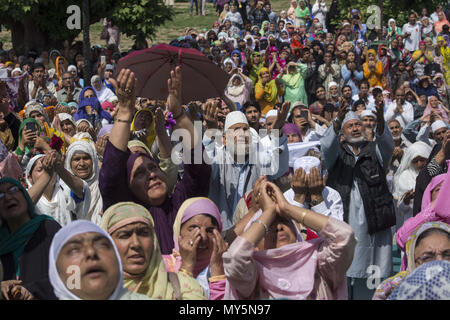 Juni 6, 2018 - Budgam, Jammu und Kaschmir, Indien - Kaschmir muslimische Frauen devotee betet, an den Tod Jubiläum Hazratbal Schrein des Imam zu Mark-E-Ali, den Vetter und Schwiegersohn des Propheten Mohammed in Srinagar, die Hauptstadt des Indischen verwalteten Kaschmir, Indien. Muslime aus allen über Kaschmir besuchen Sie die Dargah Schrein in der hazratbal Bereich von Srinagar der Tod Jubiläum des Kalifen, Cousin und der Sohn Mark-in-Gesetz des Propheten Muhammad. Der Schrein ist in hohem Maße durch kaschmirische Muslime verehrt, wie man glaubt, eine heilige Reliquie des Propheten Mohammed zu Haus. Die Reliquie wird angezeigt. Stockfoto