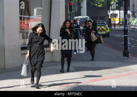 London, Großbritannien. 6. Juni, 2018. Mitglieder der öffentlichkeit sind shepherded weg von einem Brand in der 12-stöckigen Mandarin Oriental Hotel in Knightsbridge. Londoner Feuerwehr empfohlen, 20 Feuerwehrfahrzeuge und rund 120 Feuerwehrleute und Polizisten bei der Bekämpfung des Brandes auf dem Dach des Hotel waren. Credit: Mark Kerrison/Alamy leben Nachrichten Stockfoto