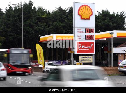 London, Großbritannien. 5. Juni 2018. Benzinpreise in Rekordzeit monatlich steigen. Eine Tankstelle in Buckhurst Hill, Essex, mit der jüngsten Benzinpreise angezeigt wie Benzin Preise von 6p ein Liter im Mai - der größte monatliche Anstieg seit dem RAC begann vor 18 Jahren stiegen die Preise verfolgen. Durchschnittliche Benzinpreise hit 129.4 p ein Liter, während die durchschnittliche Dieselpreise ebenfalls 6 p 132.3 p ein Liter gestiegen. Credit: Andrew Parsons/Alamy leben Nachrichten Stockfoto