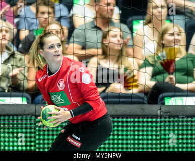 06 Juni 2018, Deutschland, München: Handball, Frauen, Länderspiel Deutschland vs Polen in der Olympiahalle. Deutschlands Torhüter Dinah Eckerle Werfen der Kugel. Foto: Matthias Balk/dpa Stockfoto