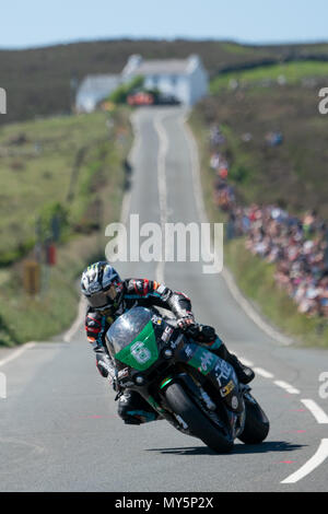 Michael Dunlop in seinem abschließenden gewinnen lap Vergangenheit Kate's Cottage in der Leichten TT 4. Juni 2018, TT Tribüne, von der Insel Man, UK; TT Raceday, Stockfoto