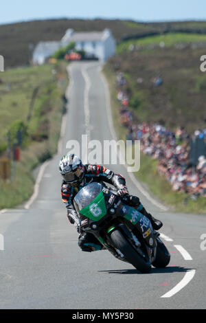 Michael Dunlop in seinem abschließenden gewinnen lap Vergangenheit Kate's Cottage in der Leichten TT 4. Juni 2018, TT Tribüne, von der Insel Man, UK; TT Raceday, Stockfoto