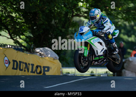 Dean Harrison auf der letzten Runde zu gewinnen Supersport Rennen zwei, 04.06.2018, TT Tribüne, von der Insel Man, UK; TT Raceday, Stockfoto