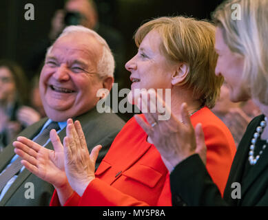 München, Deutschland. 6. Juni, 2018. Die deutsche Bundeskanzlerin Angela Merkel mit Applaus empfangen durch den Vorsitzenden der Fraktion der Europäischen Volkspartei (EVP), Joseph Daul, der Vorsitzende der Christlich Sozialen Union Europe Group, Angelika Niebler (R). Die Konferenz der EVP-Fraktion des Europäischen Parlaments. Die Konferenz nimmt bis zum 08. Juni 2018 in München statt. Foto: Peter Kneffel/dpa Quelle: dpa Picture alliance/Alamy leben Nachrichten Stockfoto