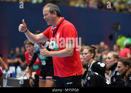 München, Deutschland. 06 Juni, 2018. Henk GROENER (Trainer GER), Geste, Daumen hoch, Daumen hoch, Frauen handball Laenderspiel. Deutschland (GER) Pole (POL) 30-29 am 06.06.2018 Olympiahalle in München. | Verwendung der weltweiten Kredit: dpa/Alamy leben Nachrichten Stockfoto