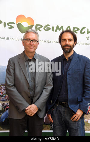 Rom, Italien. 6. Juni, 2018. Rom Italien monumentalen Komplex von San Salvatore in Lauro, 06. Juni 2018 - Fotoshooting Risorgi Marche Neri Marcorè und Luca Ceriscioli Präsident der Region Marche Credit: Giuseppe Andidero/Alamy leben Nachrichten Stockfoto