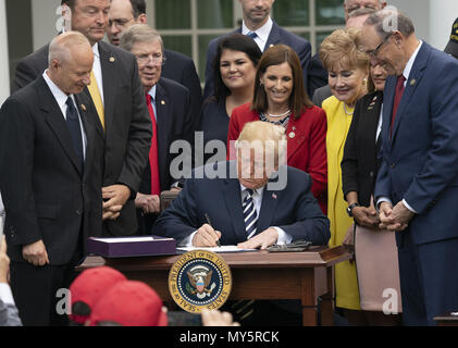Washington, District of Columbia, USA. 6. Juni, 2018. Präsidenten der Vereinigten Staaten DONALD TRUMP Zeichen S. 2372 VA Mission Act von 2018 im Weißen Haus in Washington. Quelle: Chris Kleponis/CNP/ZUMA Draht/Alamy leben Nachrichten Stockfoto