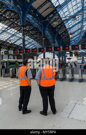 Brighton, East Sussex, UK. 6. Juni, 2018. Die Einführung der neuen Bahn Fahrpläne allgemein weiterhin Störungen in Form von spät, verzögerte verursachen, amd abgebrochen Zugverbindungen am Bahnhof Brighton, East Sussex. Zusätzliche Mitarbeiter an der Station versuchen ihr Bestes zu geben und informieren Sie die Kunden über Änderungen und Stornierungen serveices. Geändert Timings und veränderte Pendlerzügen auf Züge die Pendler aus Brighton an der Südküste in die Hauptstadt über Thameslink amd Southern rail serices. Quelle: Steve Hawkins Fotografie/Alamy leben Nachrichten Stockfoto