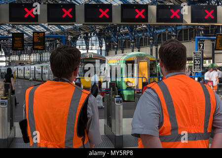 Brighton, East Sussex, UK. 6. Juni, 2018. Die Einführung der neuen Bahn Fahrpläne allgemein weiterhin Störungen in Form von spät, verzögerte verursachen, amd abgebrochen Zugverbindungen am Bahnhof Brighton, East Sussex. Zusätzliche Mitarbeiter an der Station versuchen ihr Bestes zu geben und informieren Sie die Kunden über Änderungen und Stornierungen serveices. Geändert Timings und veränderte Pendlerzügen auf Züge die Pendler aus Brighton an der Südküste in die Hauptstadt über Thameslink amd Southern rail serices. Quelle: Steve Hawkins Fotografie/Alamy leben Nachrichten Stockfoto