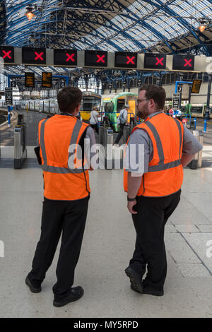 Brighton, East Sussex, UK. 6. Juni, 2018. Die Einführung der neuen Bahn Fahrpläne allgemein weiterhin Störungen in Form von spät, verzögerte verursachen, amd abgebrochen Zugverbindungen am Bahnhof Brighton, East Sussex. Zusätzliche Mitarbeiter an der Station versuchen ihr Bestes zu geben und informieren Sie die Kunden über Änderungen und Stornierungen serveices. Geändert Timings und veränderte Pendlerzügen auf Züge die Pendler aus Brighton an der Südküste in die Hauptstadt über Thameslink amd Southern rail serices. Quelle: Steve Hawkins Fotografie/Alamy leben Nachrichten Stockfoto