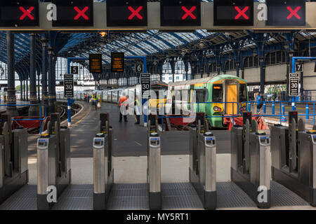 Brighton, East Sussex, UK. 6. Juni, 2018. Die Einführung der neuen Bahn Fahrpläne allgemein weiterhin Störungen in Form von spät, verzögerte verursachen, amd abgebrochen Zugverbindungen am Bahnhof Brighton, East Sussex. Zusätzliche Mitarbeiter an der Station versuchen ihr Bestes zu geben und informieren Sie die Kunden über Änderungen und Stornierungen serveices. Geändert Timings und veränderte Pendlerzügen auf Züge die Pendler aus Brighton an der Südküste in die Hauptstadt über Thameslink amd Southern rail serices. Quelle: Steve Hawkins Fotografie/Alamy leben Nachrichten Stockfoto