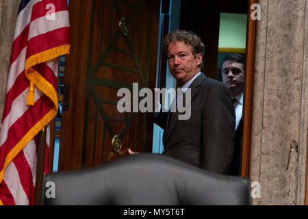 Washington, Vereinigte Staaten von Amerika. 06 Juni, 2018. United States Senator Paul Rand, Republikaner von Kentucky, betritt den Raum vor dem Senat der Vereinigten Staaten Anhörung zu den Präsidentschaftswahlen Krieg Befugnisse an der United States Capitol in Washington DC am 6. Juni 2018. Credit: Alex Edelman/CNP | Verwendung der weltweiten Kredit: dpa/Alamy leben Nachrichten Stockfoto