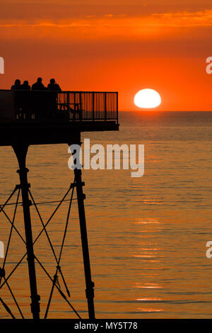 Aberystwyth Wales UK, Mittwoch, 06. Juni 2018 Deutschland Wetter: Die heißen, sonnigen Sommer Sonnenschein weiter, die ihren Höhepunkt in einem herrlichen Sonnenuntergang über dem Meer Pier in Aberystwyth auf der Cardigan Bay Küste von West Wales Foto © Keith Morris/Alamy leben Nachrichten Stockfoto