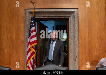 Washington, Vereinigte Staaten von Amerika. 06 Juni, 2018. United States Senator Jeff Merkley, Demokrat von Oregon, betritt den Raum vor dem Senat der Vereinigten Staaten Anhörung zu den Präsidentschaftswahlen Krieg Befugnisse an der United States Capitol in Washington DC am 6. Juni 2018. Credit: Alex Edelman/CNP | Verwendung der weltweiten Kredit: dpa/Alamy leben Nachrichten Stockfoto