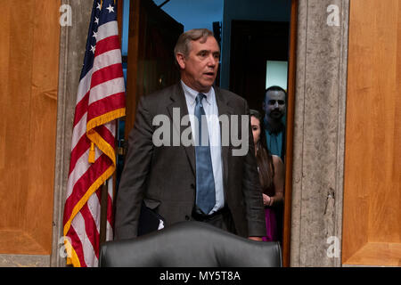 Washington, Vereinigte Staaten von Amerika. 06 Juni, 2018. United States Senator Jeff Merkley, Demokrat von Oregon, betritt den Raum vor dem Senat der Vereinigten Staaten Anhörung zu den Präsidentschaftswahlen Krieg Befugnisse an der United States Capitol in Washington DC am 6. Juni 2018. Credit: Alex Edelman/CNP | Verwendung der weltweiten Kredit: dpa/Alamy leben Nachrichten Stockfoto