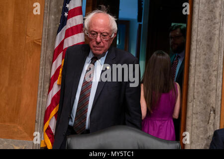 Washington, Vereinigte Staaten von Amerika. 06 Juni, 2018. United States Senator Bernie Sanders, Demokrat von Vermont, betritt den Raum vor dem Senat der Vereinigten Staaten Anhörung zu den Präsidentschaftswahlen Krieg Befugnisse an der United States Capitol in Washington DC am 6. Juni 2018. Credit: Alex Edelman/CNP | Verwendung der weltweiten Kredit: dpa/Alamy leben Nachrichten Stockfoto